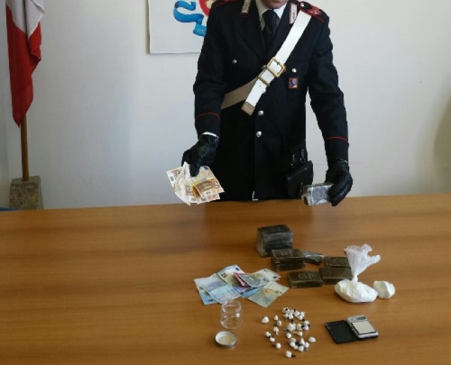 Torna dalla Puglia ma i carabinieri lo arrestano per spaccio