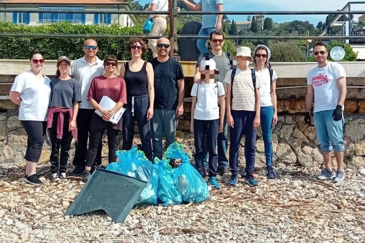 Grazie al progetto PLACALA&#039;, raccolti 30 kg di rifiuti spiaggiati alla Venere Azzurra