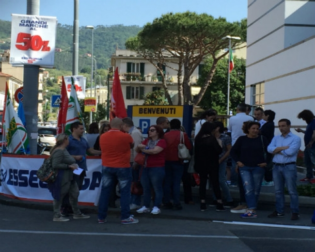 Sciopero della Grande Distribuzione: presidio dei lavoratori davanti all&#039;Esselunga
