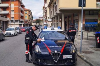 Spaccia cocaina sotto gli occhi dei carabinieri, arrestato 34enne