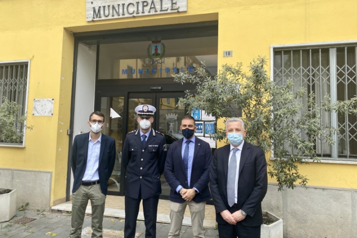 Sindaco Peracchini e il Presidente del Consiglio Regionale Medusei in visita alla Caserma della Polizia Municipale