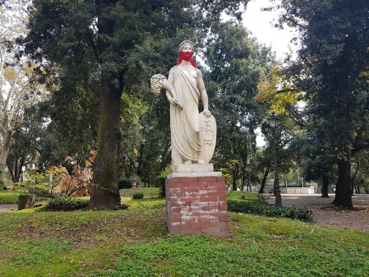 La Spezia, CasaPound imbavaglia le statue per denunciare la censura di Facebook