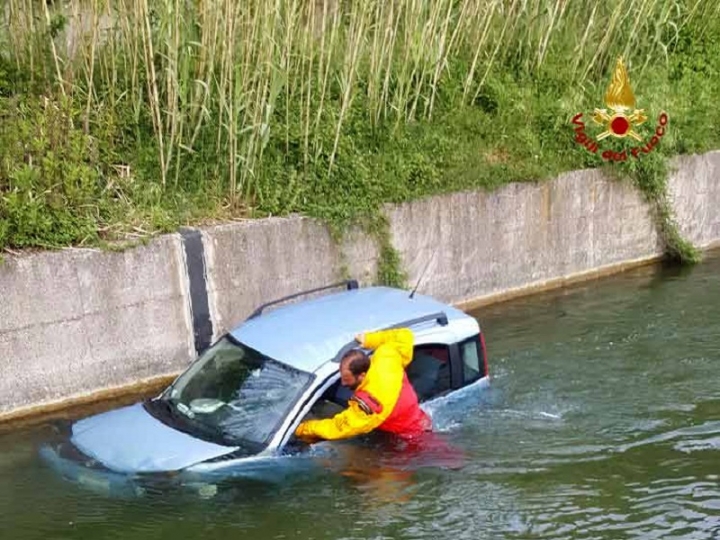 Santo Stefano, auto cade nel canale Lunense