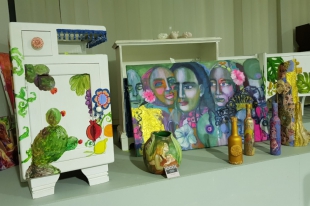 Brindisi con gli artisti, in una falegnameria diventata laboratorio per opere d&#039;arte green