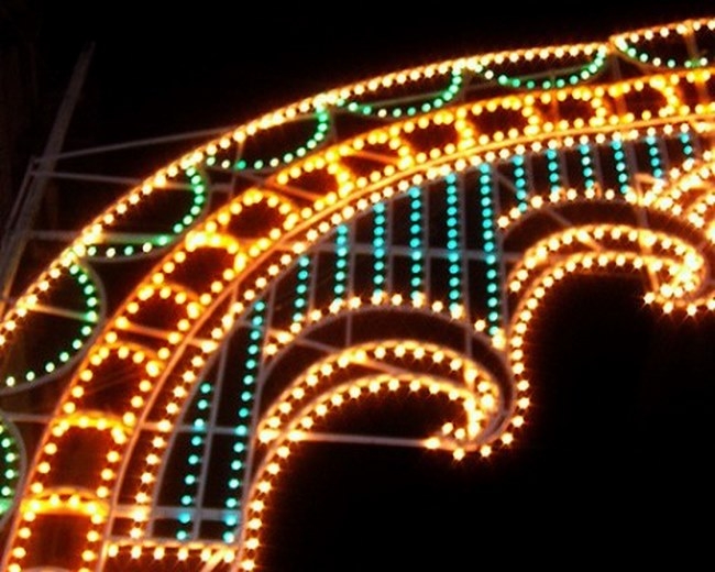 Sabato la città si accende con le Luminarie, 50 Km di luci per salutare le feste natalizie (e scaldare il commercio)