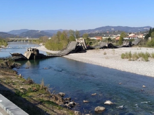 Il ponte di Albiano crolla e rompe una tubazione, Caprigliola senza acqua
