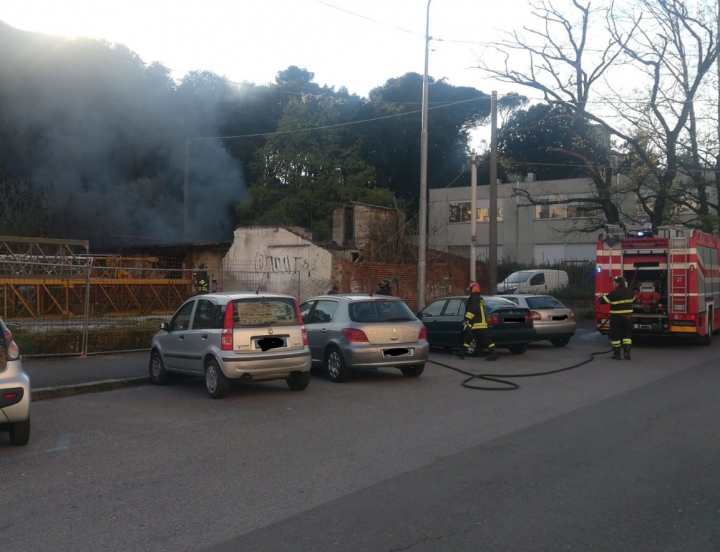 Incendio nell&#039;area abbandonata accanto al parcheggio di Largo Bione