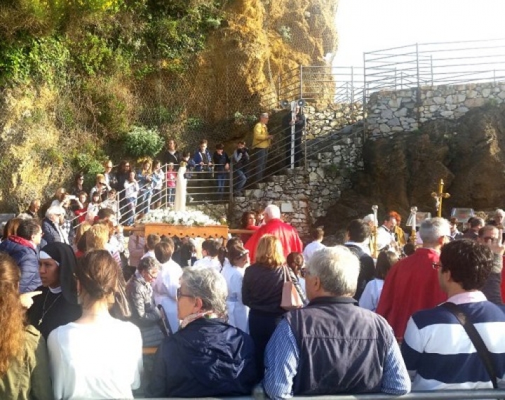 A Lerici una processione sul lungomare nel centenario delle apparizioni di Fatima (foto)