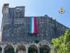 I Vigili del Fuoco srotolano il Tricolore dal castello di Lerici (foto)