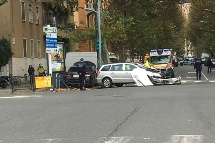 Due auto si schiantano in viale Garibaldi, tre persone in ospedale