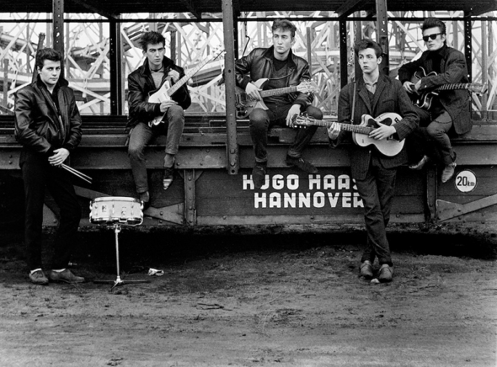 “Astrid Kirchherr with the Beatles”, la storia del gruppo attraverso gli scatti della fotografa che ne ha rivoluzionato il look