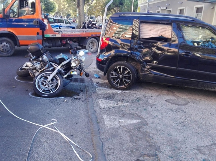 Incidente in Viale Italia, motociclista sbalzato per oltre 6 metri