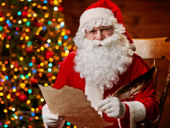 Dolci e sorprese per i bambini in piazza Europa con Babbo Natale, gnomi ed elfi acrobatici