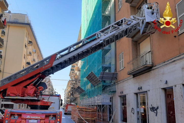 La Spezia, intonaco caduto da un palazzo di Via Crispi