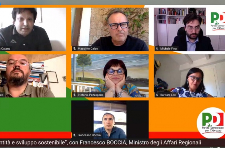 Massimo Caleo al centro in alto, in videoconferenza con il ministro Bocchia (in basso)