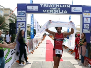 Nicolò Basso vince il Triathlon Olimpico della Versilia