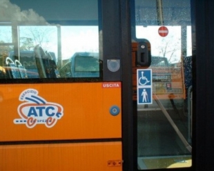 Autista Atc perde il controllo: bus contro 5 auto