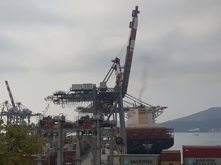 &quot;Fumo scuro da una nave porta container ormeggiata nel porto della Spezia&quot;