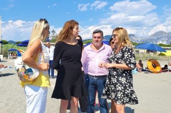 Ministra Erika Stefani in visita alla spiaggia per disabili di Marinella