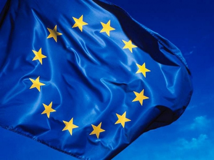 Bandiera dell&#039;Europa alle finestre per dire NO ai nazionalismi