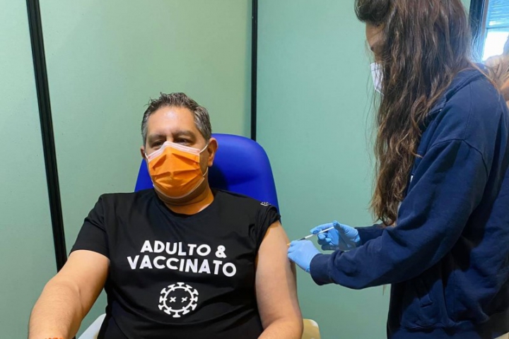 Toti riceve vaccino AstraZeneca: &quot;Felice di aver ricevuto la dose, in Liguria campagna sta andando bene&quot;