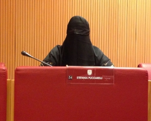 Stefania Pucciarelli (Lega Nord) entra in consiglio regionale con il burka: &quot;Una provocazione per ricordare che ci sono tante donne invisibili, anche nel nostro Paese&quot;