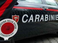 Blitz dei carabinieri in un casolare abbandonato, quattro denunce e un arresto