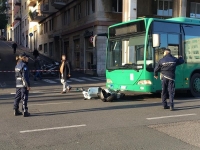 Autobus contro scooter: mamma e bimbo caduti in mezzo alla strada