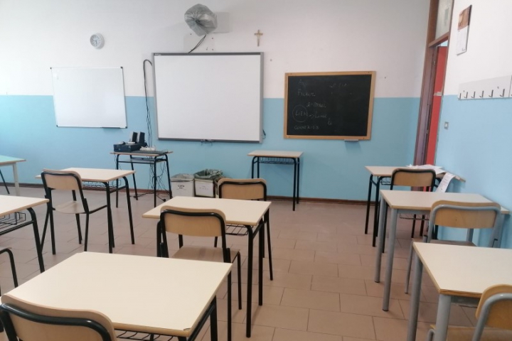 Scuola, Castelnuovo pronta alla riapertura: ingressi ampliati e aule ritinteggiate