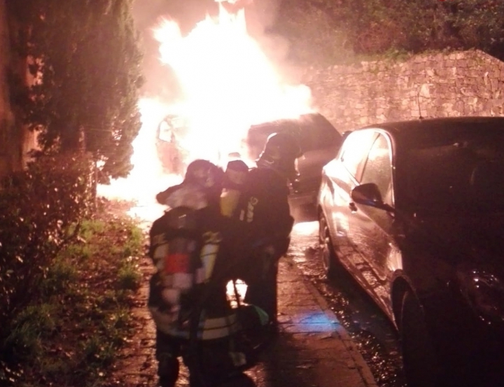In fiamme due vetture ad Acquasanta, l&#039;intervento dei Vigili del Fuoco per scongiurare il peggio