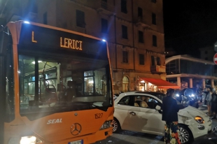 Incidente in via Gramsci: autobus si scontra con un&#039;automobile
