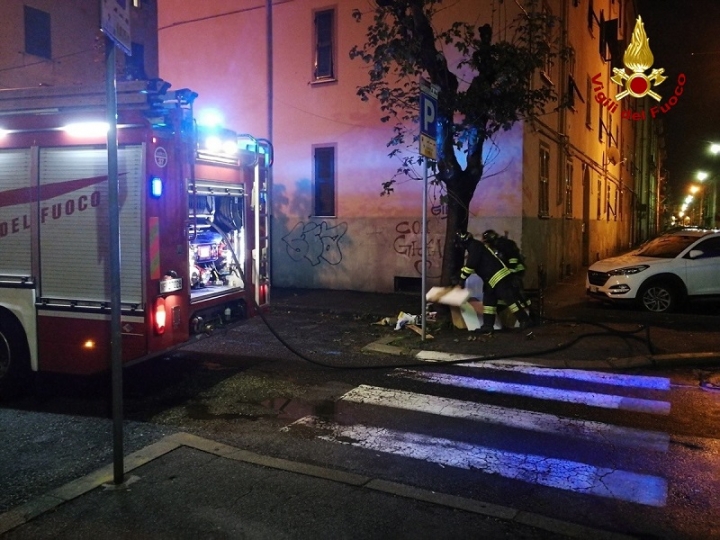 La Spezia, fiamme in strada