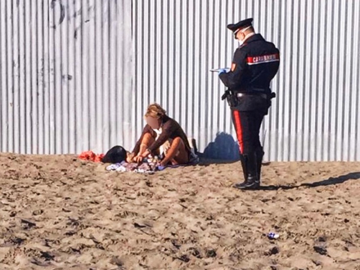 Prende il sole nudo sugli scogli: denunciato dai carabinieri che pattugliano le spiagge del litorale apuano