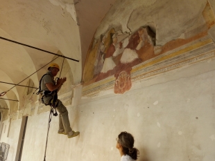 Sarzana, restauro &quot;acrobatico&quot; del Chiostro di San Francesco