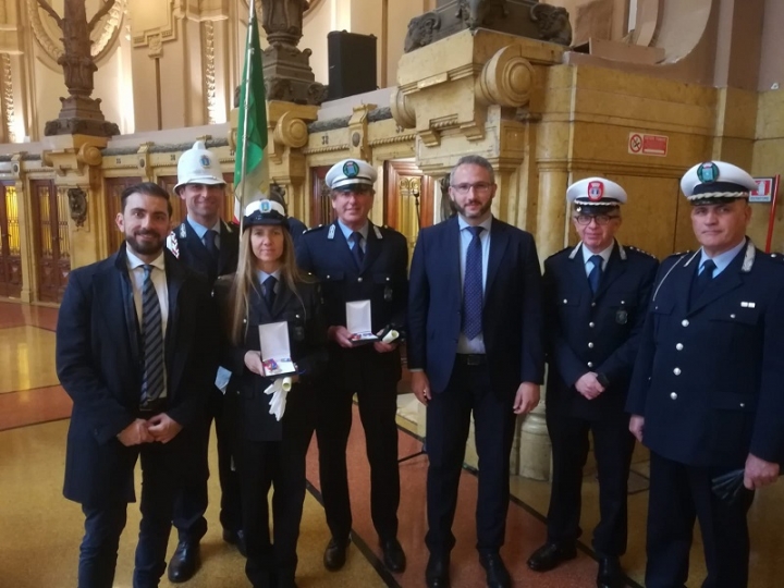 Onorificenza per atti valorosi, insigniti due agenti della Polizia municipale della Spezia e Sarzana