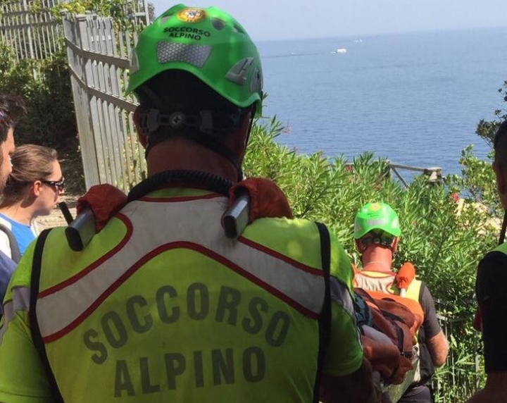 Monterosso: turista olandese cade sul sentiero e si frattura una caviglia