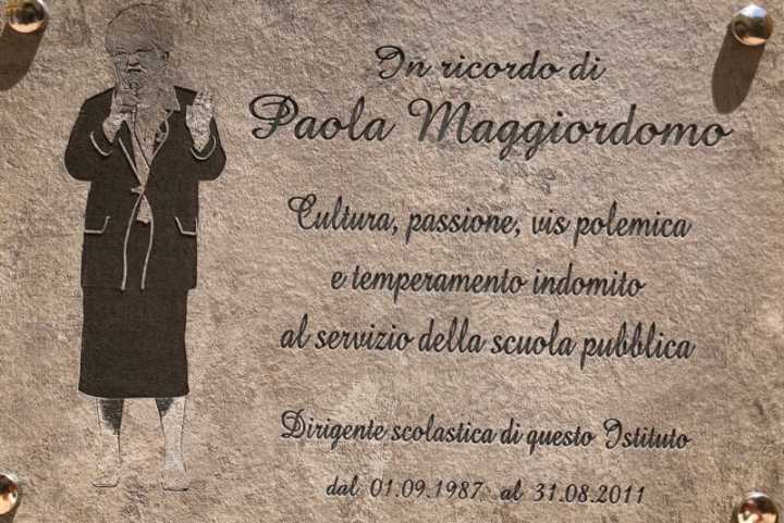 Intitolata una targa alla dottoressa Paola Maggiordomo nel giardino della scuola Manzoni della Spezia