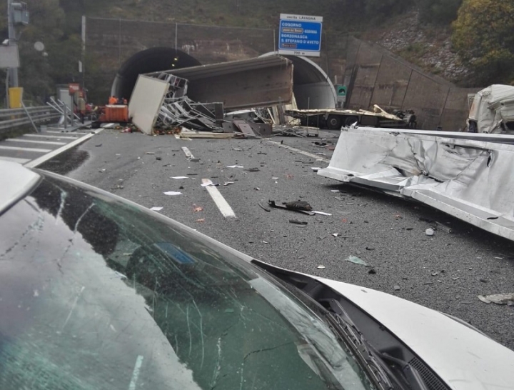 Terribile incidente sulla A12, morti e feriti