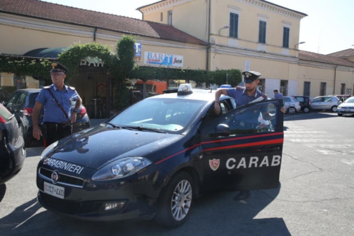 Carabinieri di fronte alla stazione di Sarzana