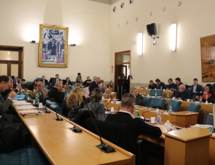La discussione si accende in consiglio comunale sul decreto Salvini
