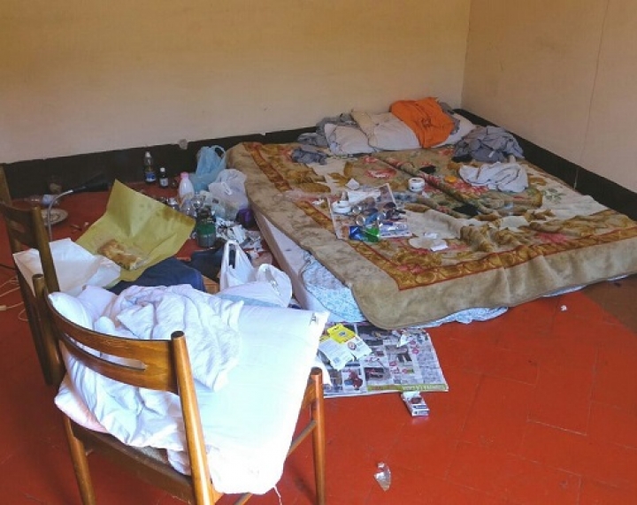 Sarzana, i proprietari di un appartamento sfitto lo trovano occupato e degradato