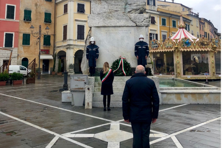 La deposizione della corona al monumento ai Caduti (nella foto Carlo Rampi e Cristina Ponzanelli)