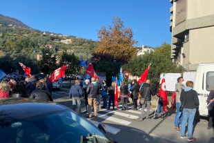 Rsa Mazzini, il presidio dei sindacati sotto la struttura (Foto)
