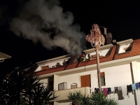 Guardano la tv e il tetto prende fuoco: tanta paura in un palazzo a Castelnuovo