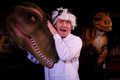 I dinosauri &quot;tornano in vita&quot; al Teatro Palmaria per lanciare un messaggio contro il bullismo