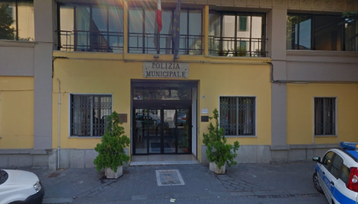 Fa i propri bisogni davanti alla Caserma della Municipale, multa da oltre 3300 euro