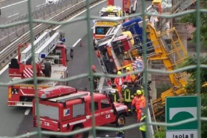 Crolla un ponteggio dei lavori ad un pilastro della A15, due feriti (video)