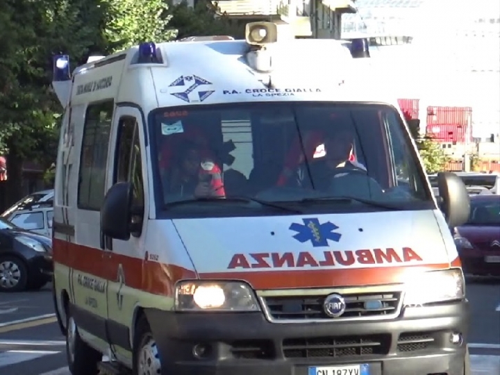 Incidente tra un mini-van e un&#039;ambulanza: 53enne in shock room
