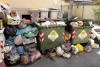 I sacchetti di rifiuti indifferenziati abbandonati all&#039;esterno dei cassonetti