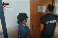 Gestivano case di prostituzione: madre e figlio arrestati dai Carabinieri